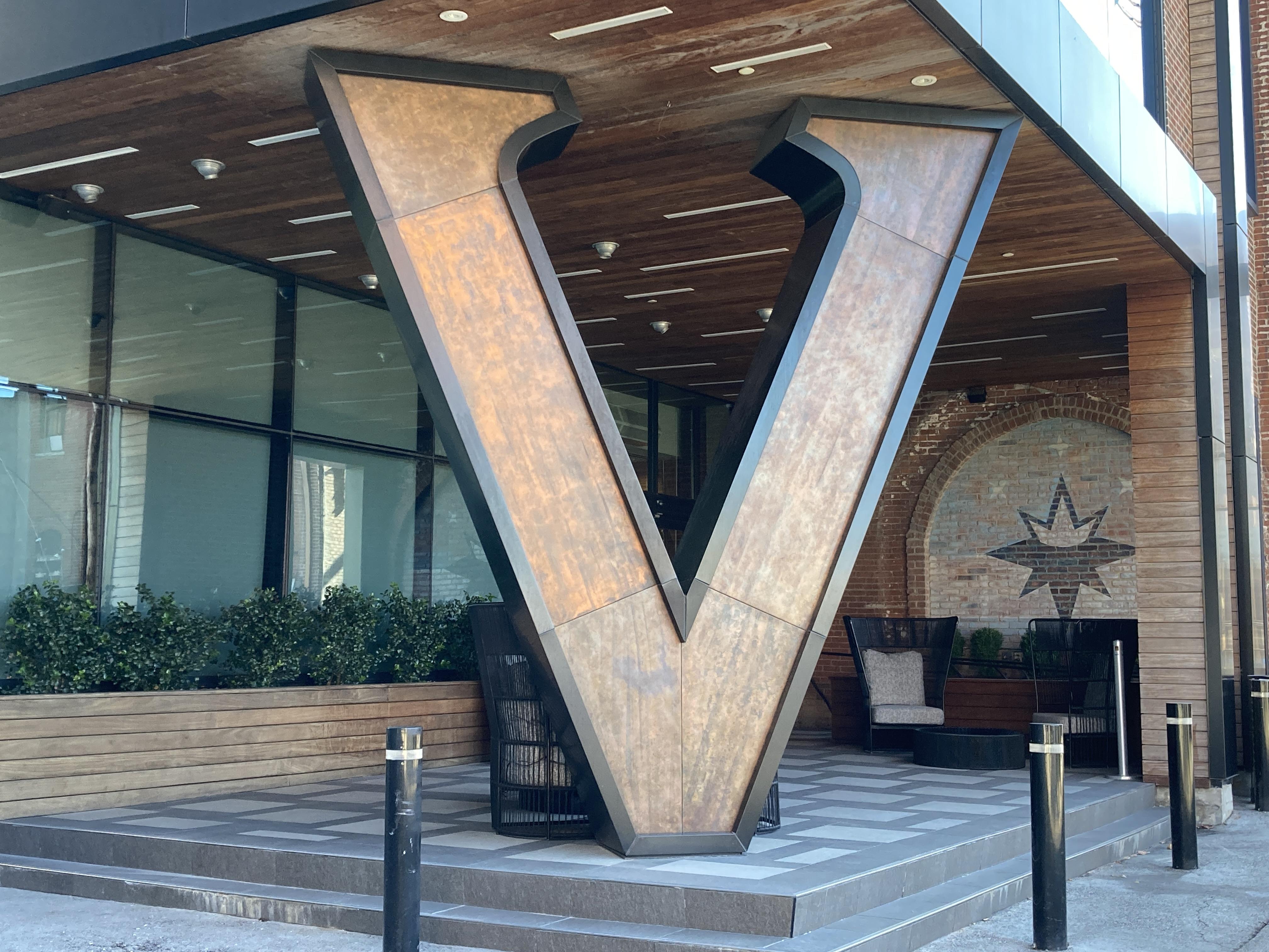 V at the lobby of Hotel Vandivort