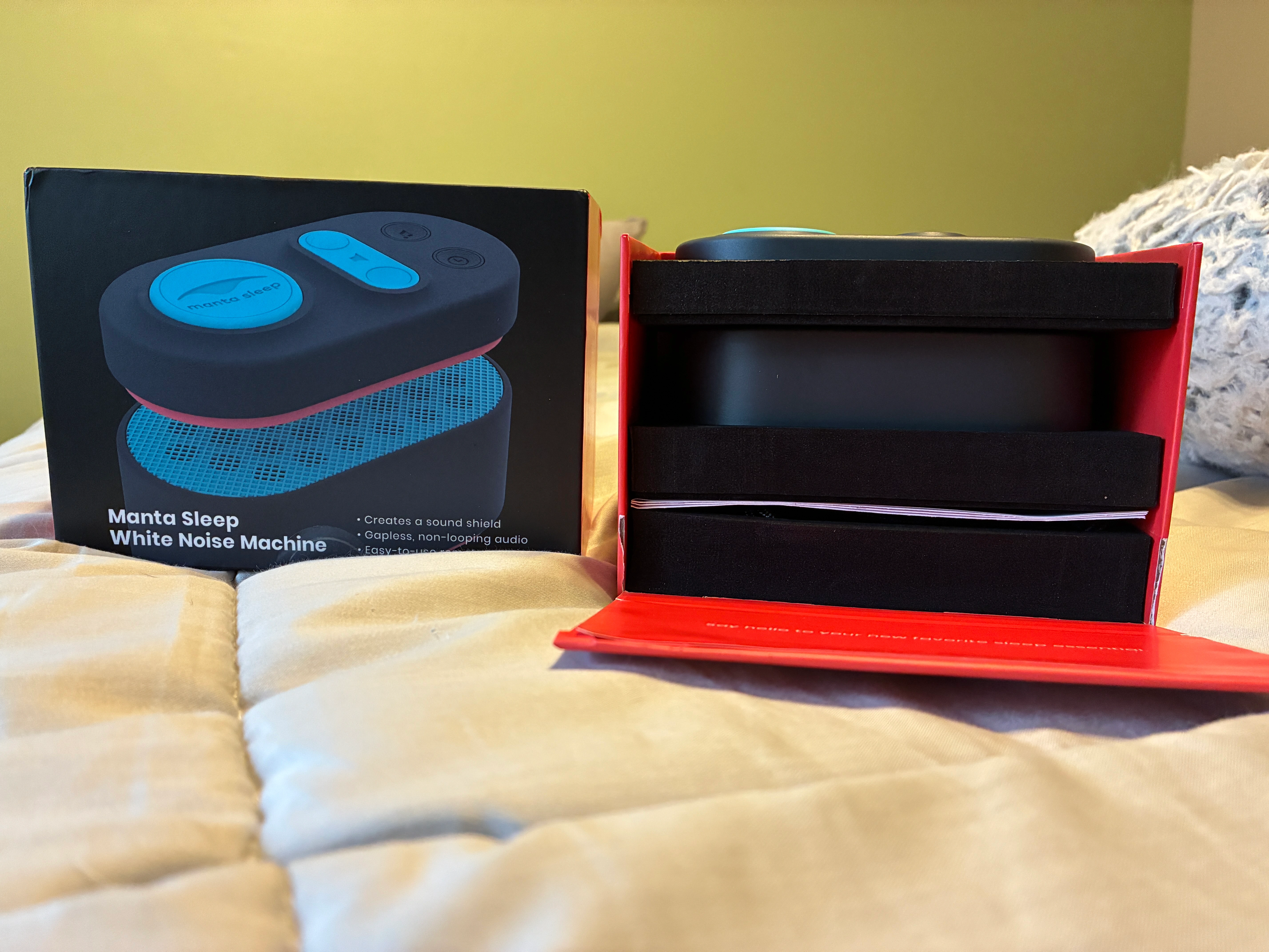 unboxing a Manta Sleep White Noise Machine