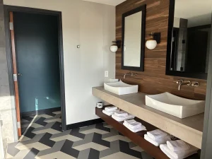 bathroom sinks in a room at Hotel Vandivort Springfield 
