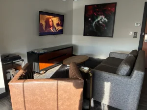 living area in suite at Hotel Vandivort