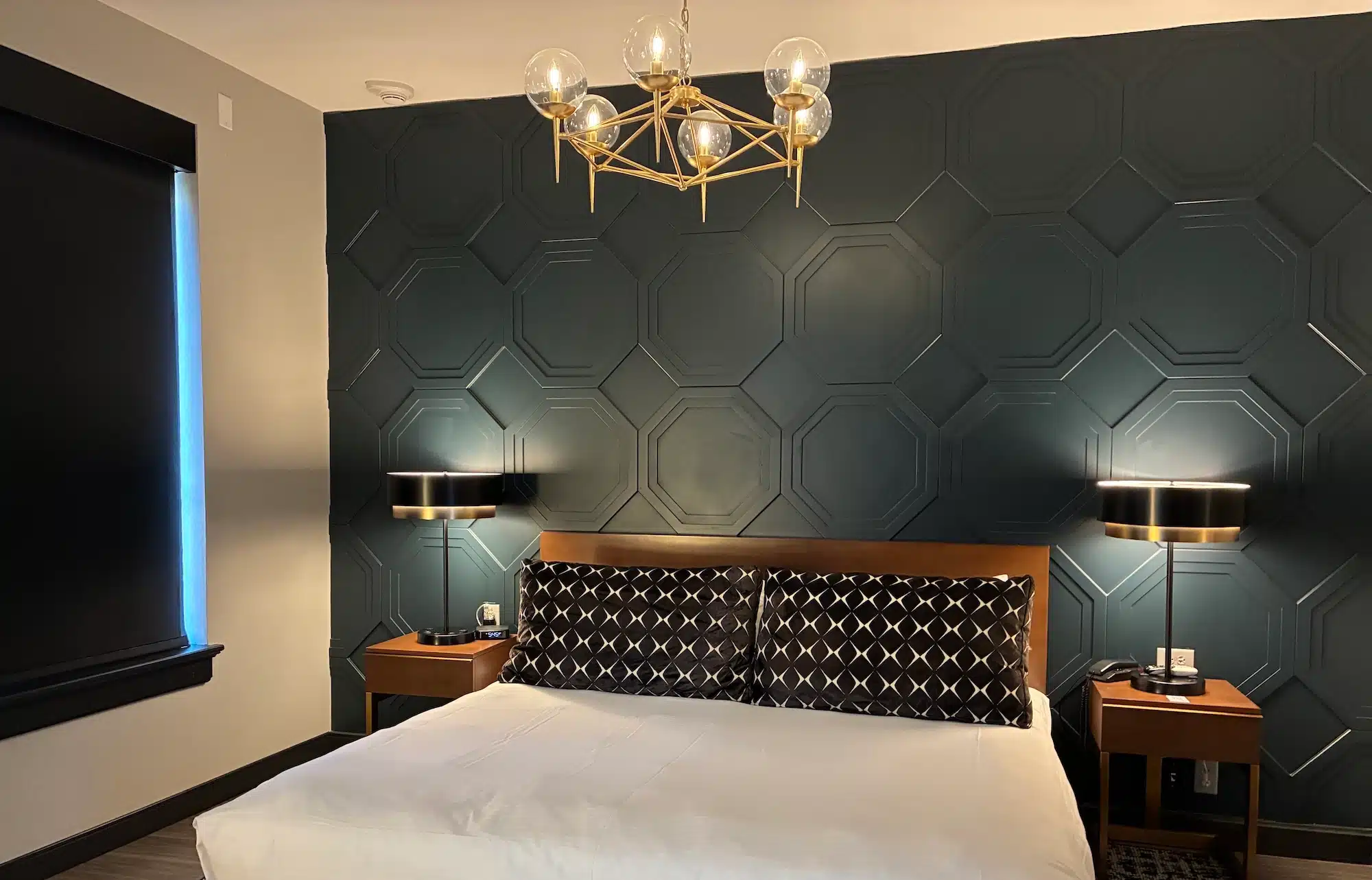 bed in a room at Hotel Vandivort V2