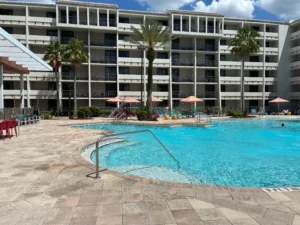 swimming pool at the Holiday Inn Orlando-Disney Springs