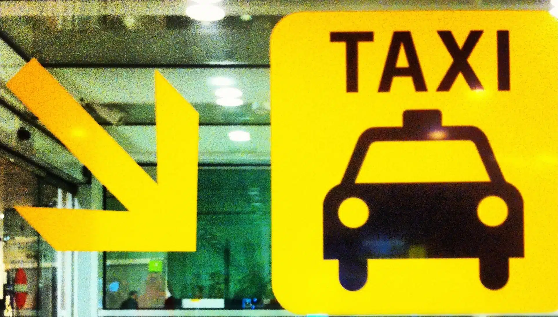 arrow pointing to a Taxi sign